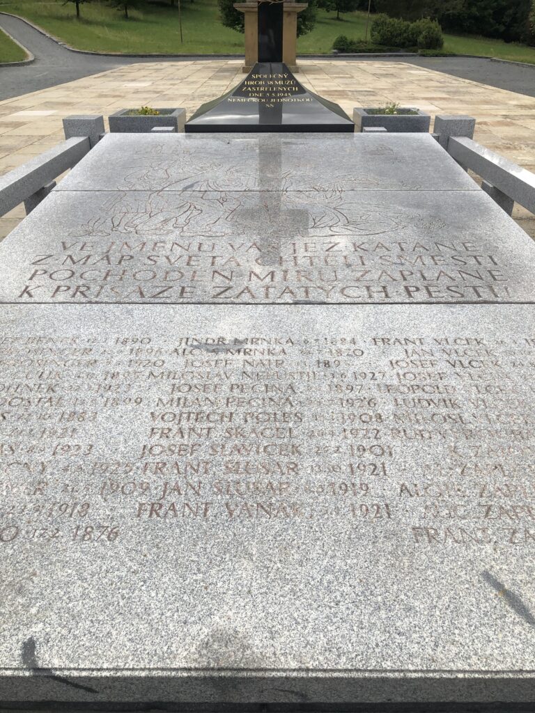 Památník v Javoříčku od sochaře Jana Třísky (1904–1976) a architektů Miroslava Putny (1904–1994) a Jaroslava Coufala (*1922) /foto autorů