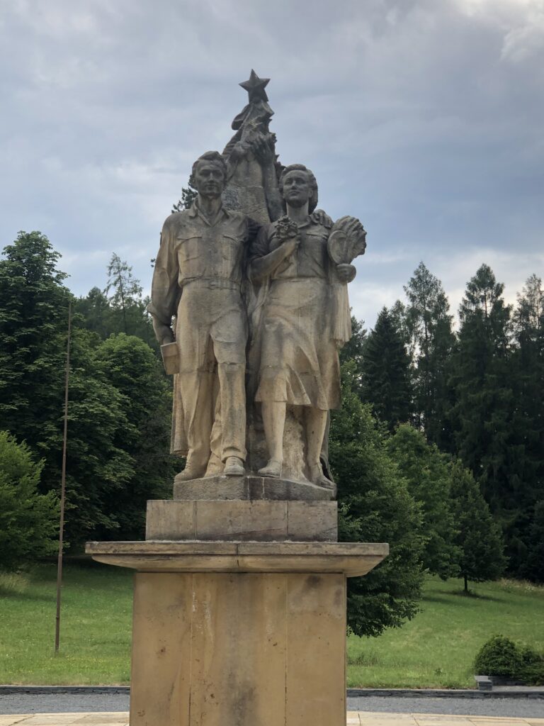 Památník v Javoříčku od sochaře Jana Třísky (1904–1976) a architektů Miroslava Putny (1904–1994) a Jaroslava Coufala (*1922) /foto autorů