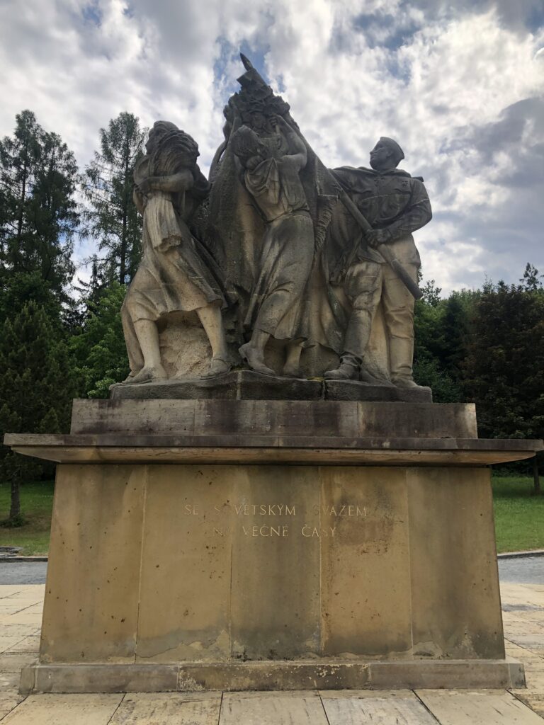 Památník v Javoříčku od sochaře Jana Třísky (1904–1976) a architektů Miroslava Putny (1904–1994) a Jaroslava Coufala (*1922) /foto autorů