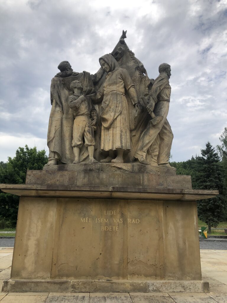 Památník v Javoříčku od sochaře Jana Třísky (1904–1976) a architektů Miroslava Putny (1904–1994) a Jaroslava Coufala (*1922) /foto autorů