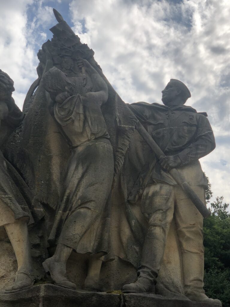 Památník v Javoříčku od sochaře Jana Třísky (1904–1976) a architektů Miroslava Putny (1904–1994) a Jaroslava Coufala (*1922) /foto autorů