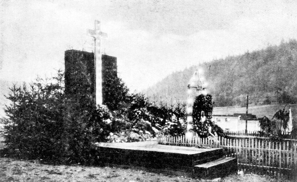 Hrob s náhrobkem, dobová pohlednice 1950 /Vlastivědné muzeum v Olomouci