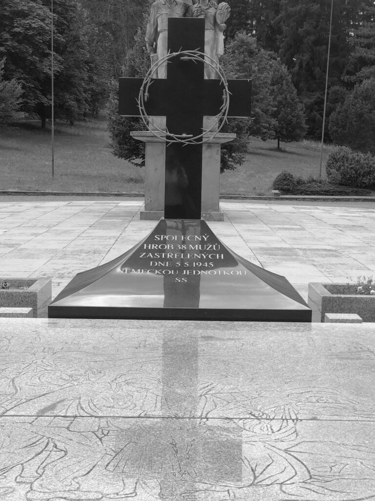 Úprava hrobu v roce 2011 /foto autorů 2025