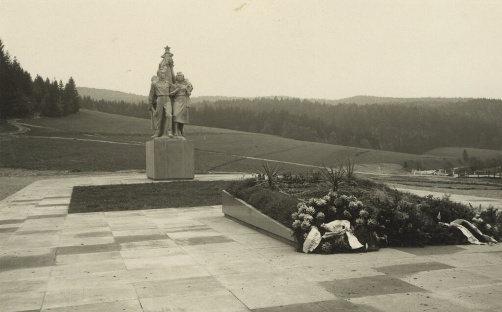 Pomník z patinované sádry s hrobem, podzim 1954 /Národní archiv, f. MK, inv. č. 421, k. 262