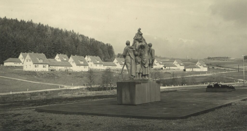 Pomník se zástavbou nového Javoříčka, podzim 1954 /Národní archiv, f. MK, inv. č. 421, k. 262