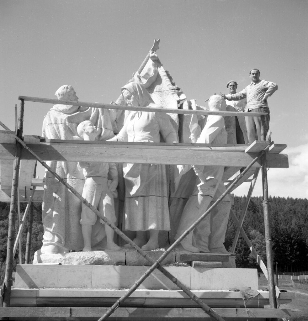 Stavba pomníku (originálu) s autorem v popředí, 1955 /Vlastivědné muzeum v Olomouci