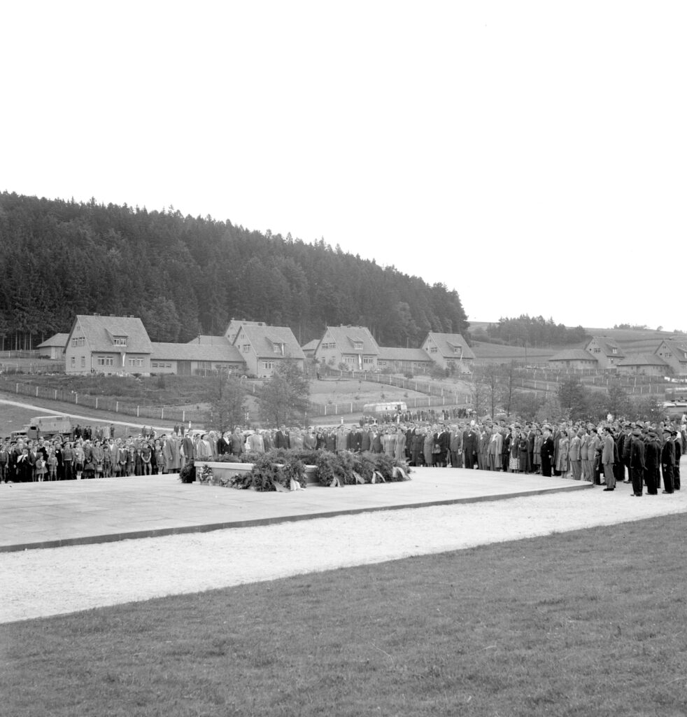 Pohled na nové Javoříčko a novou úpravu hrobu, 12. června 1955 /Vlastivědné muzeum v Olomouci