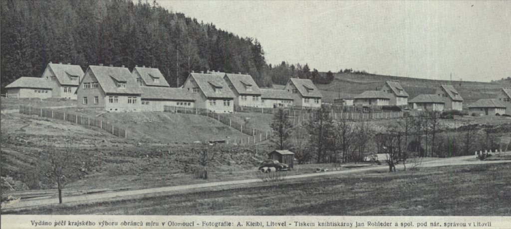 Pamětní brožura – fotografie nových domů v Javoříčku