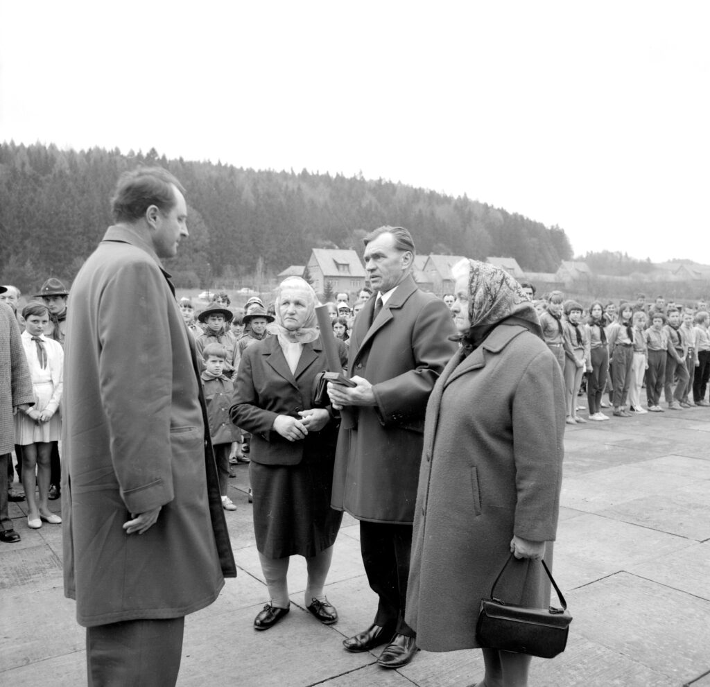 Předseda místního národního výboru a dvě javoříčské ženy přebírají u památníku Řád rudé hvězdy, 3. května 1970 /Vlastivědné muzeum v Olomouci