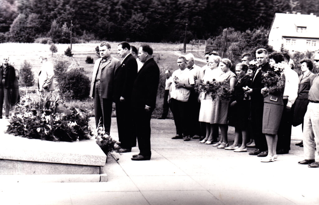 Sovětská družební delegace u památníku, 1967 /Státní okresní archiv Prostějov