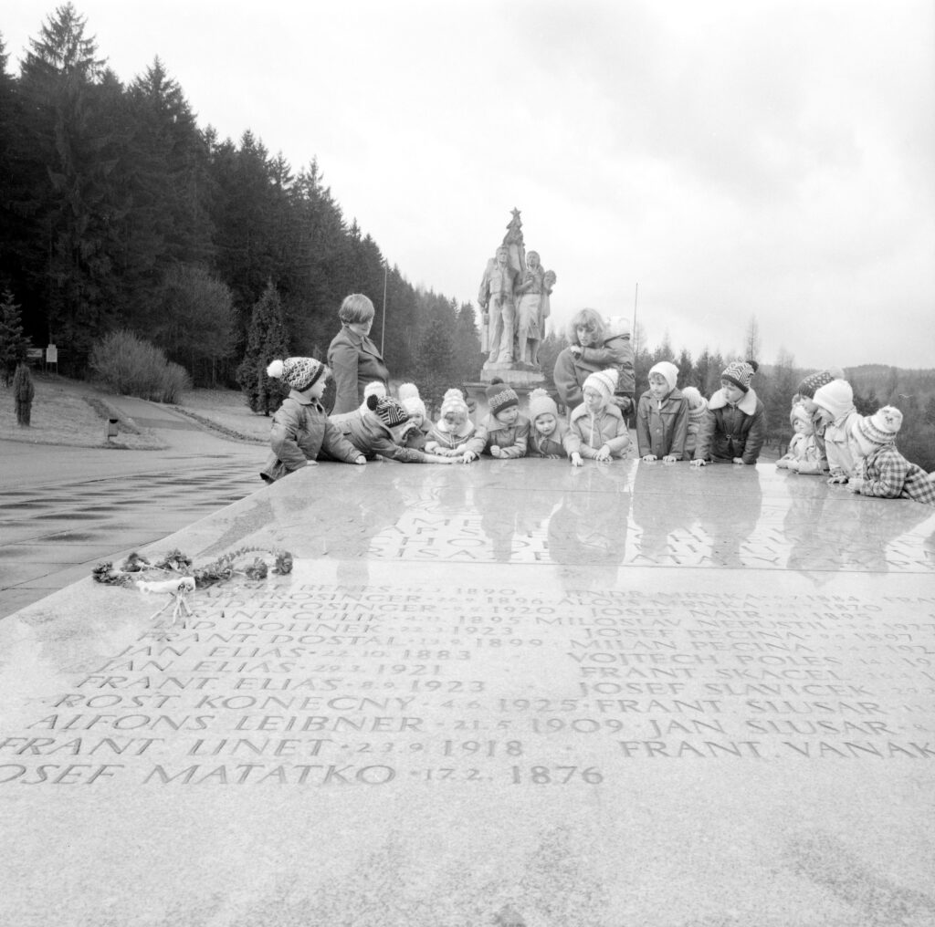 Výroční rok 1975 – u památníku předškolní děti /Vlastivědné muzeum v Olomouci