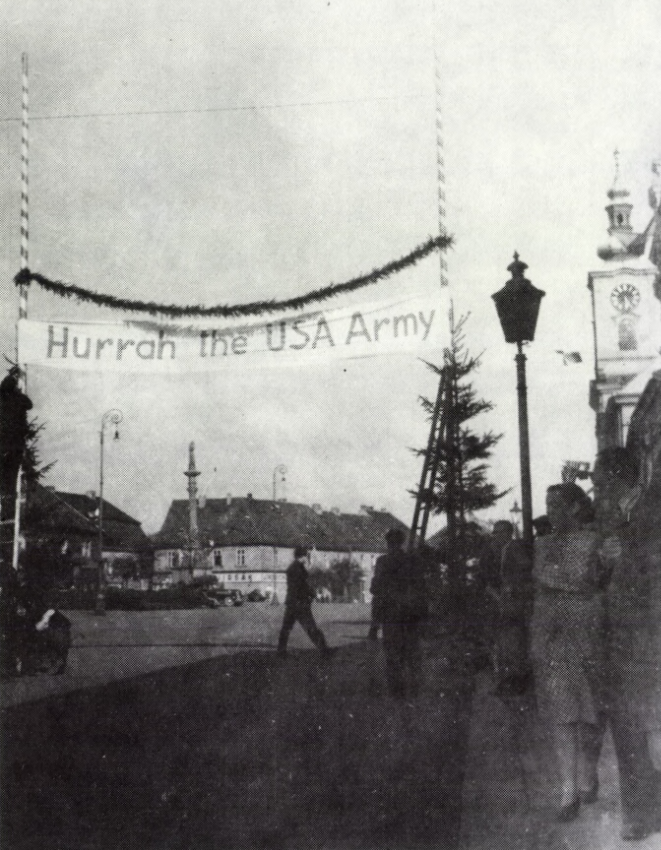 Rokycany, slavobrána vítající americkou armádu na ústředním náměstí, květen 1945 /foto z Na demarkační linii, 1990