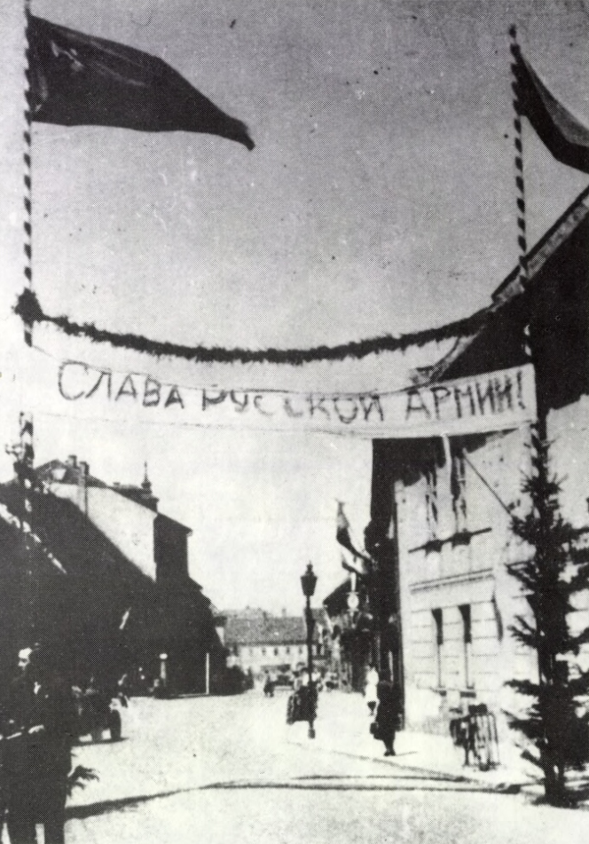 Rokycany, slavobrána vítající Rudou armádu na Malém náměstí, květen 1945 /foto z Na demarkační linii, 1990