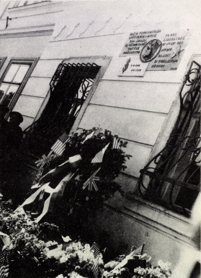 Rokycany, pamětní deska americké armádě, odstraněna v dubnu 1951 /foto z Na demarkační linii, 1990