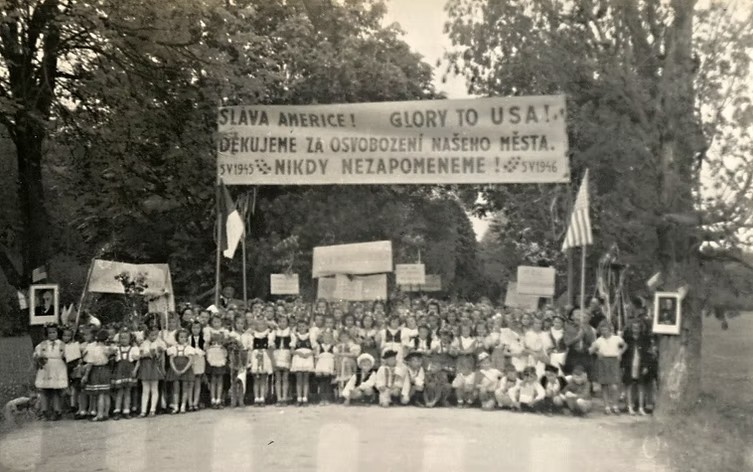 Sušice, loučení s americkou armádou na závěr slavnosti odhalení pamětní desky, červenec 1946 /www.susice1945.com
