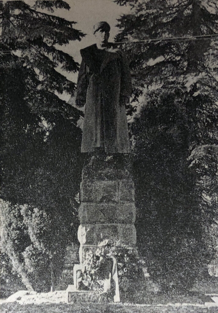 Kašperské Hory, pomník rudoarmějce od Taťány Schindler-Konstantinové (1924–2010) s prstí z hrobu sovětského zajatce ze Zhůří odhalený v roce 1953 /foto z Protifašistický odboj a jeho památná místa na okrese Klatovy, 1985