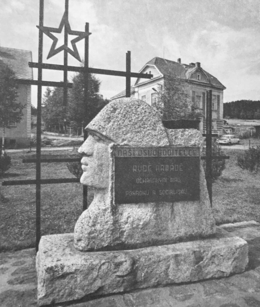 Kvilda, pomník Rudé armádě připomínající sovětské zajatce od pramene Vltavy, odhalen 1950 /foto z Vám poděkování a lásku vám: na paměť 30. výročí osvobození jižních Čech slavnou Sovětskou armádou, 1975