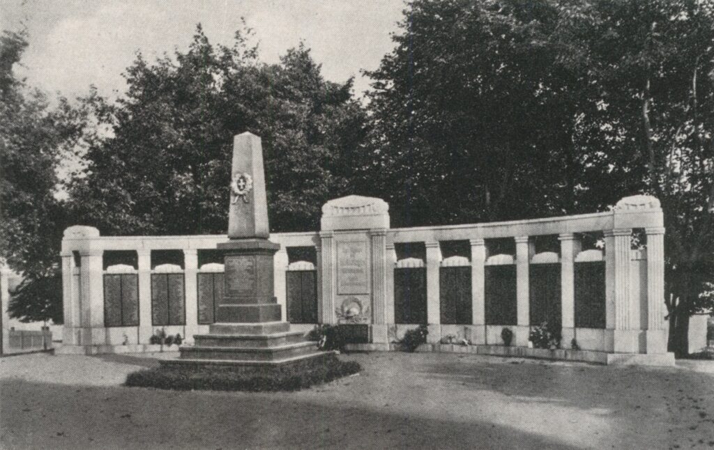 Německé válečné pomníky v Aši v parku mezi ulicemi Chebská a Nádražní – v popředí pomník vybudovaný 1893, za ním pomník padlým v první světové válce z roku 1927 /Muzeum Aš