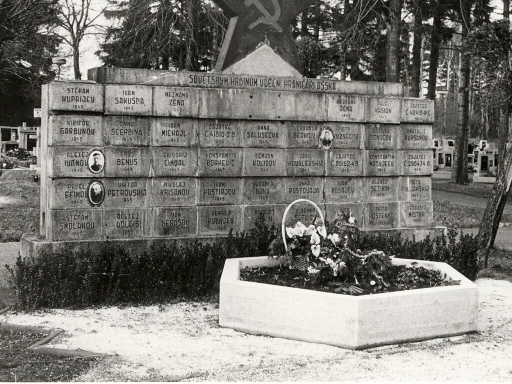 Pomník „42 rudoarmějců“ na hřbitově, vybudovaný v červnu 1952. Ve společném hrobu je podle evidence válečných hrobů pochováno 46 osob, z toho 41 sovětských občanů, většinou tzv. východních dělníků a dělnic, kteří v Aši zemřeli 10. až 12. května 1945 na otravu metylalkoholem. Do hrobu byly pohřbeny i tři dříve zemřelé ruské civilní zajatkyně a dvě ženy neznámé národnosti, oběti pochodů či transportů vězňů koncentračních táborů /Muzeum Aš