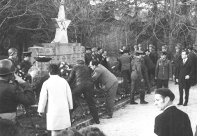 Pietní akt u pomníku na hřbitově, květen 1970 /Muzeum Aš
