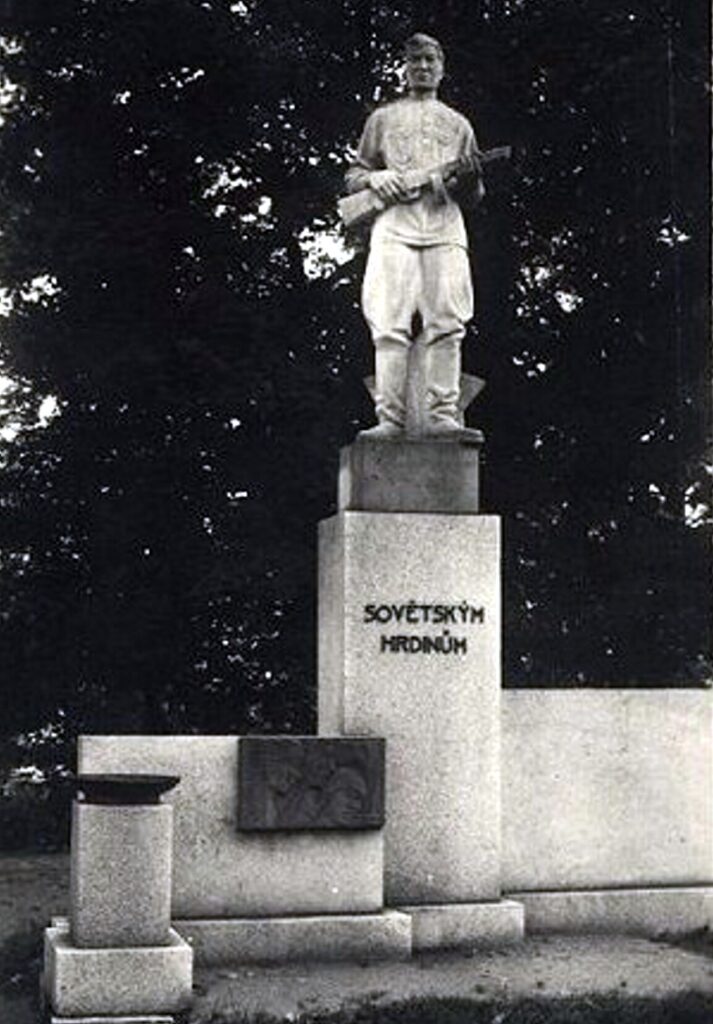 Pomník rudoarmějce se sochou Václava Koukolíčka (1900–1966) /Muzeum Aš