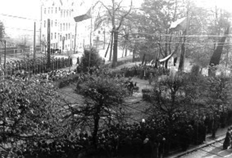 Odhalení pomníku rudoarmějce 6. listopadu 1949 /Muzeum Aš