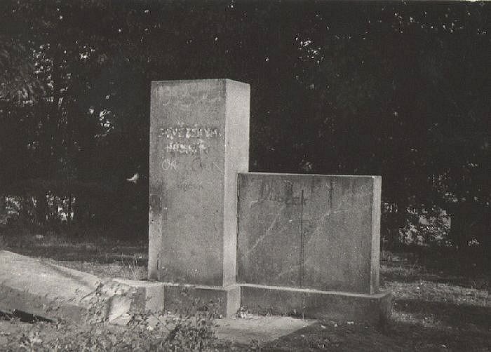 Pomník rudoarmějce po jeho vandalizaci v srpnu 1968 /Muzeum Aš