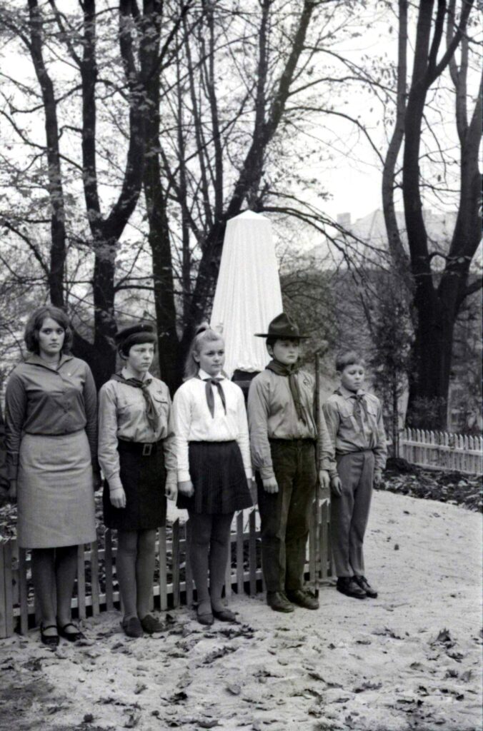 Odhalení pomníku (padlým) 27. října 1968 – čestná stráž mládežnických organizací /Muzeum Aš