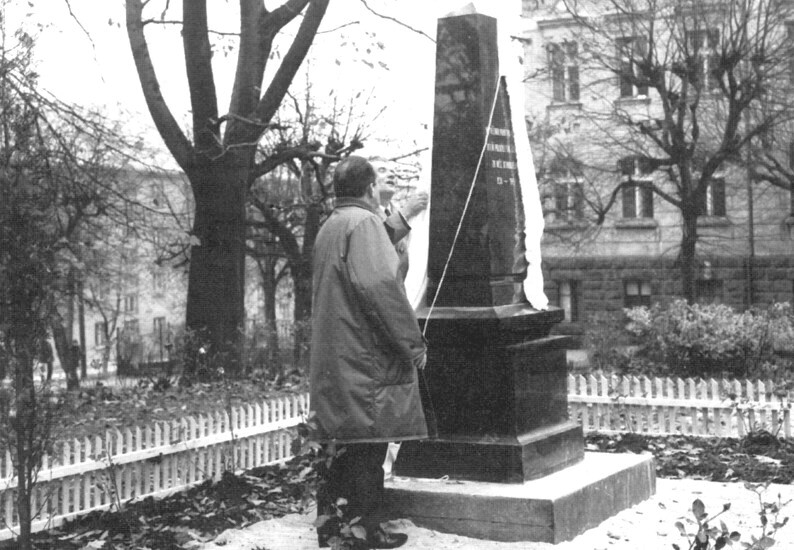 Odhalení pomníku (padlým) 27. října 1968 předsedou městského národního výboru /Muzeum Aš