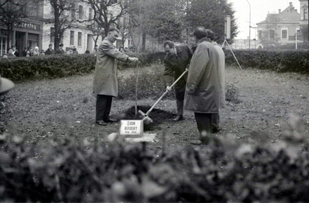 Zasazení lípy svobody v parku naproti pomníku 27. října 1968 /Muzeum Aš