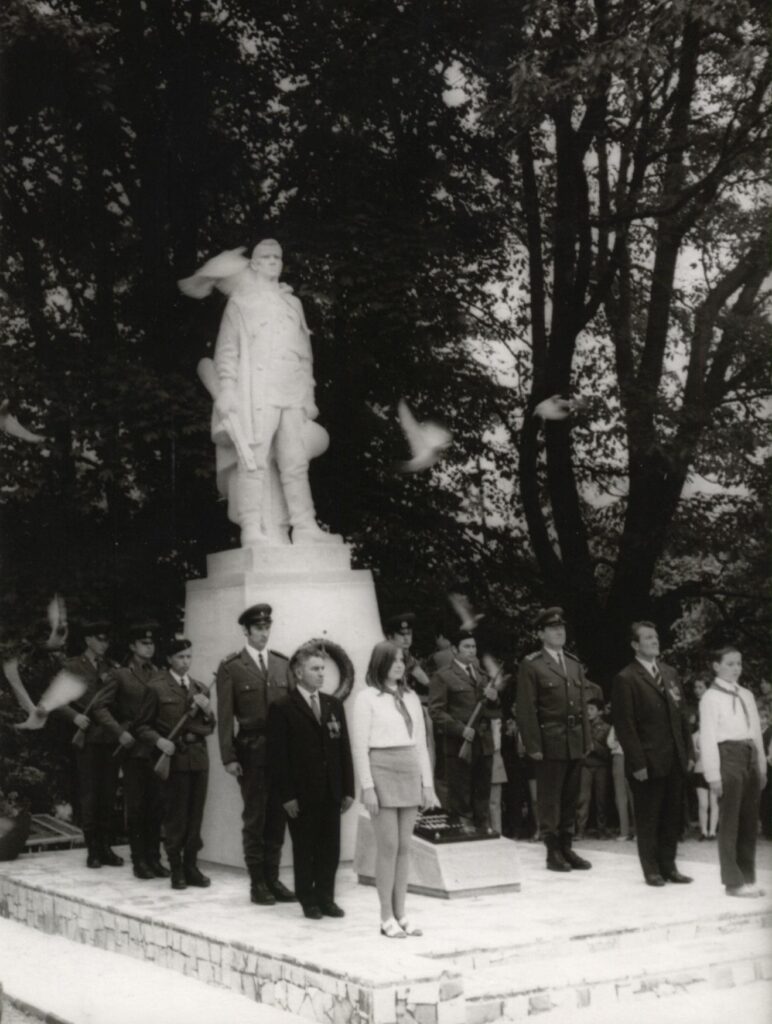 Odhalení pomníku rudoarmějce od Josefa Žbika (*1920), 2. července 1972 – čestná stráž a vypuštění holubi /Muzeum Aš