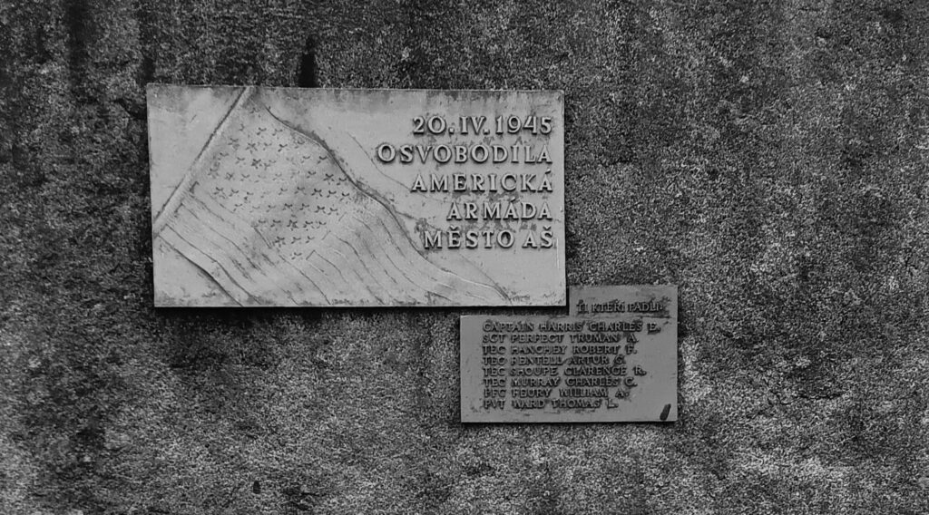 Detail pomníku americké armádě od Vítězslava Eibla (1928–2009) /foto autorů