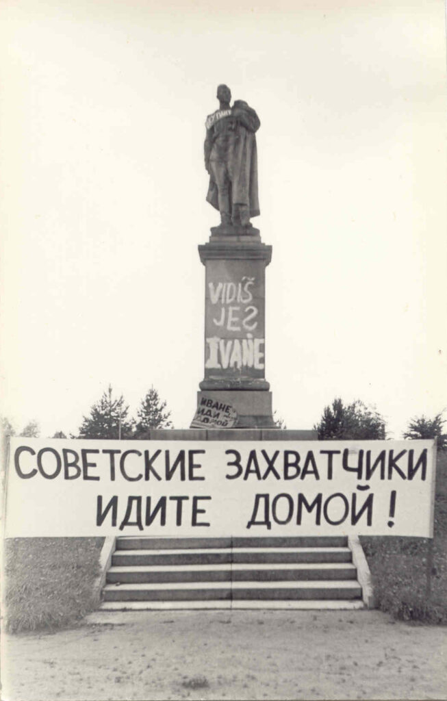 Pomník Rudé armádě ve Žďáru nad Sázavou, srpen 1968 /Regionální muzeum Města Žďár nad Sázavou