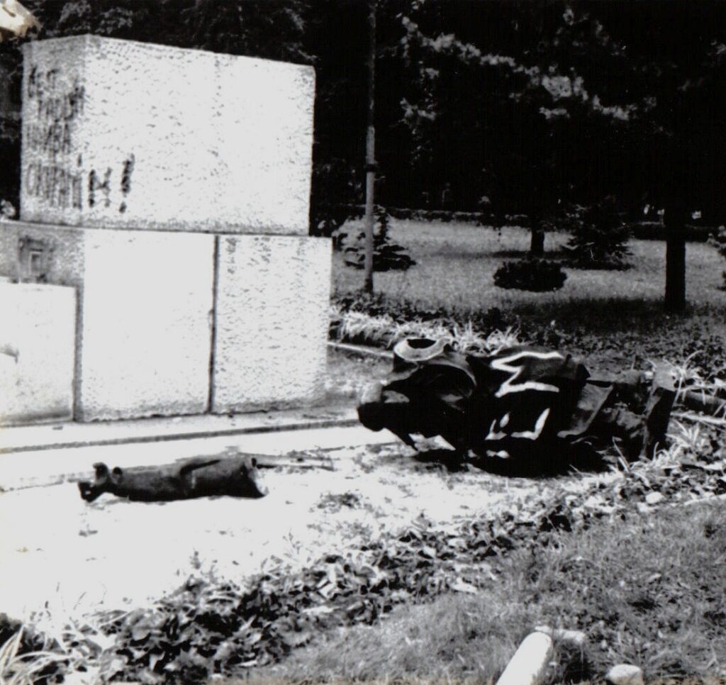 Vandalizovaný pomník bojovníka od Sokolova v Sokolově /foto Vladimír Bruželák