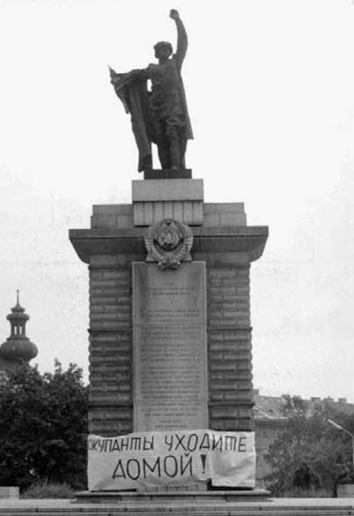 Pomník Rudé armádě v Brně, srpen 1968 /foto Jan Jordán z Břečka – Sečkářová. Srpnové události 1968 a 1969 v Brně, 2009