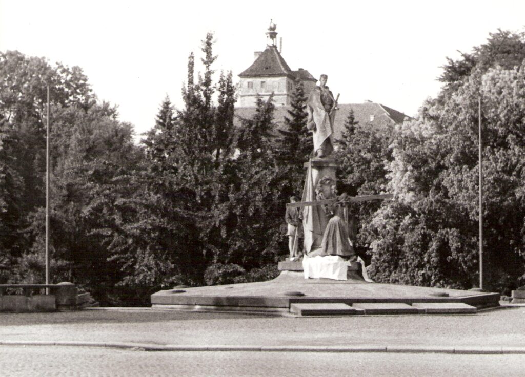 Pomník Rudé armádě v Pardubicích, srpen 1968 /Východočeské muzeum v Pardubicích