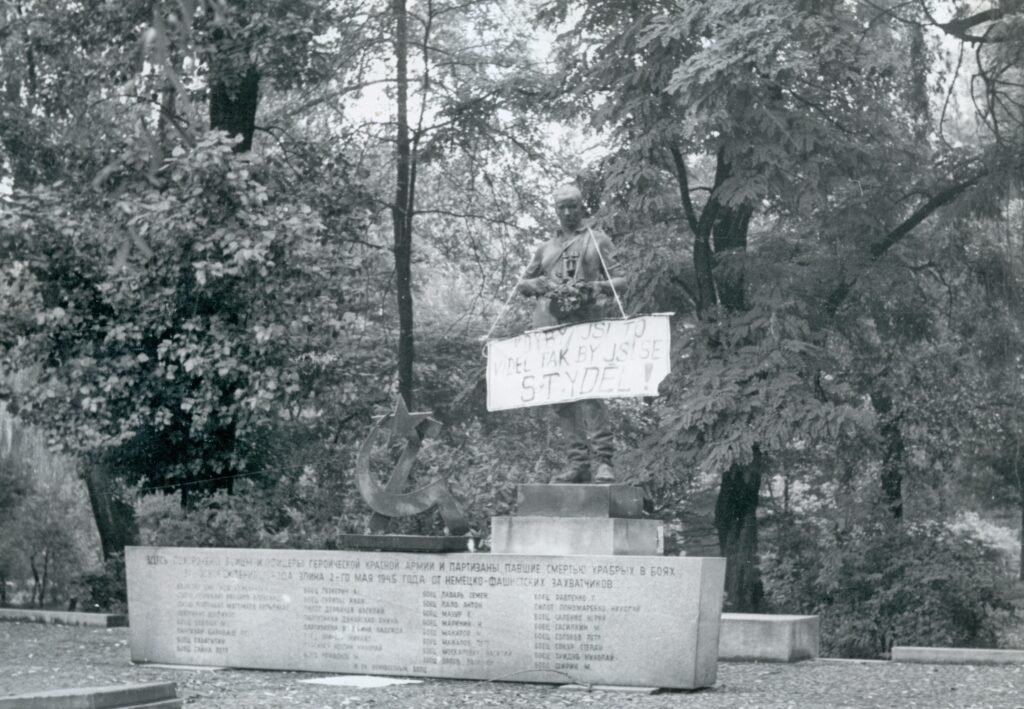 Pomník Rudé armádě ve Zlíně (Gottwaldově), srpen 1968 /Moravské zemské muzeum, historické oddělení