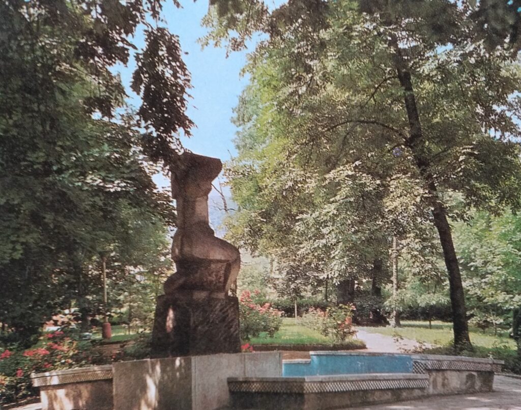 Celkový pohled na kubistický pomník Hertě Lindnerové od Josefa Pecy (1923–1982) a Milana Lahody (1926–1972) /Městský úřad Krupka