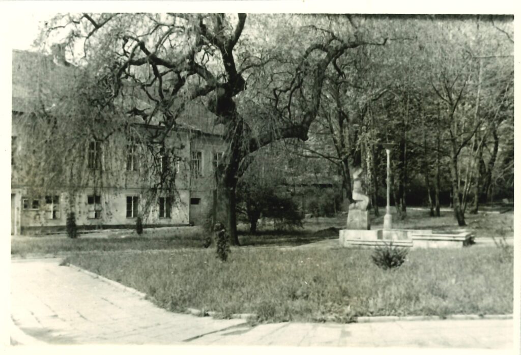 Park Herty Lindnerové s kubistickým pomníkem, nedatováno /Státní okresní archiv Teplice
