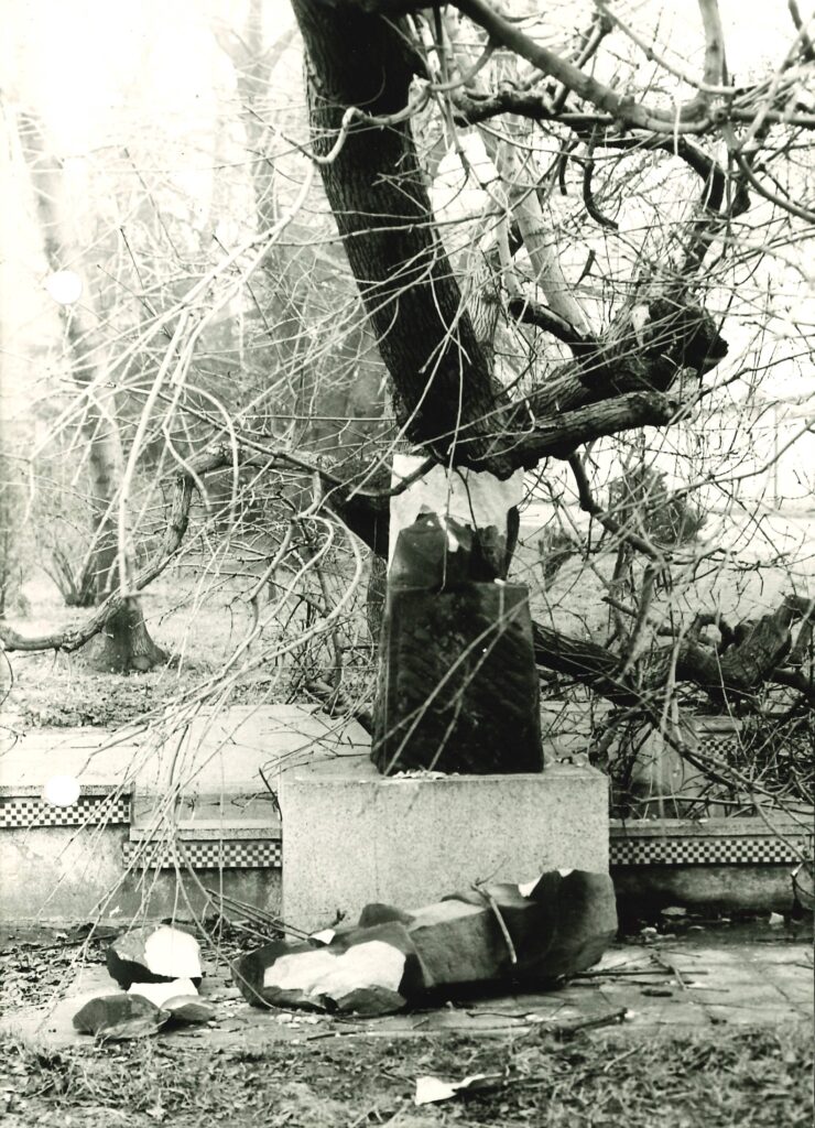 Rozvaliny pomníku zničeného pádem stromu při vichřici 24. 11. 1984 /Státní okresní archiv Teplice

