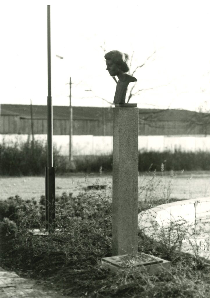 Nový pomník s bronzovou a později ukradenou bustou Herty Lindnerové od Pavla Kartáka (1942–2022), odhalený v roce 1988 /Státní okresní archiv Teplice