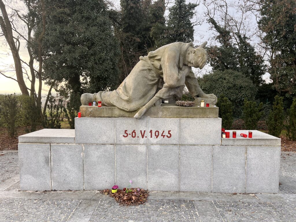 Holice, pomník osmapadesáti obětem květnového povstání od Josefa Malejovského (1914–2003) z roku 1948 /foto autorů