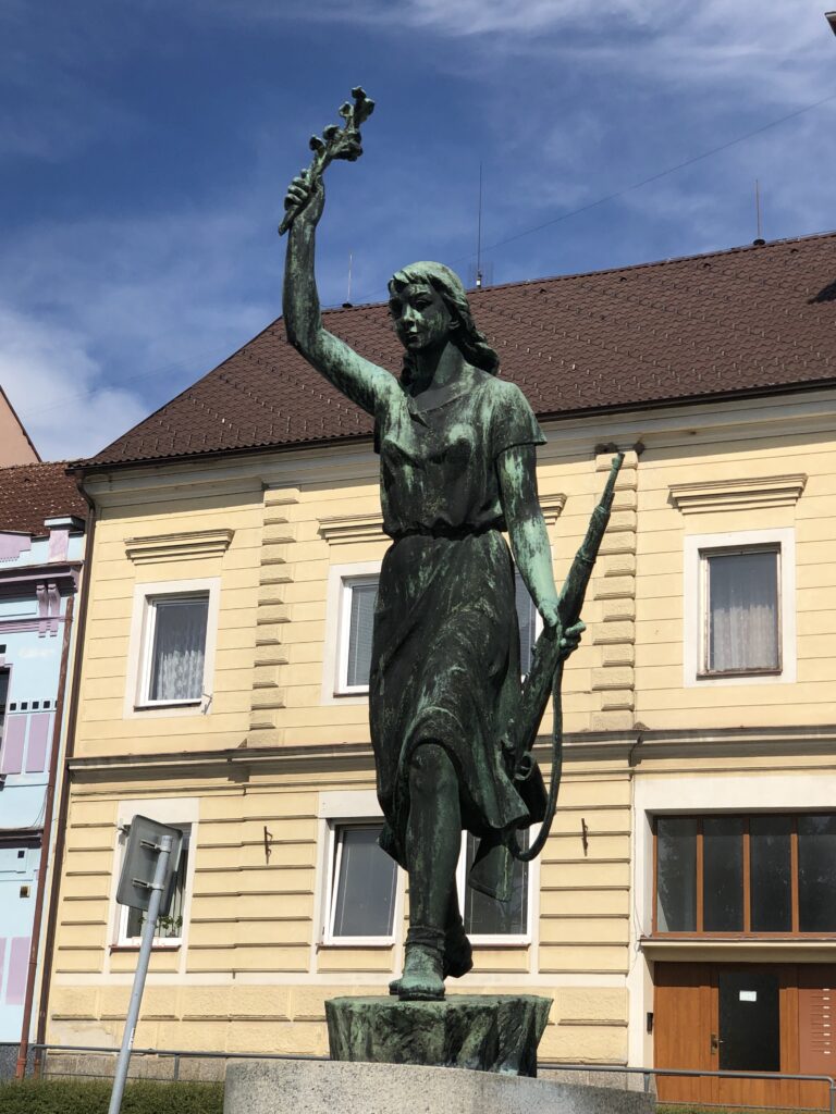 Milevsko, Vítězství revoluce z roku 1950 od sochaře Břetislava Bendy (1987–1983) /foto autorů