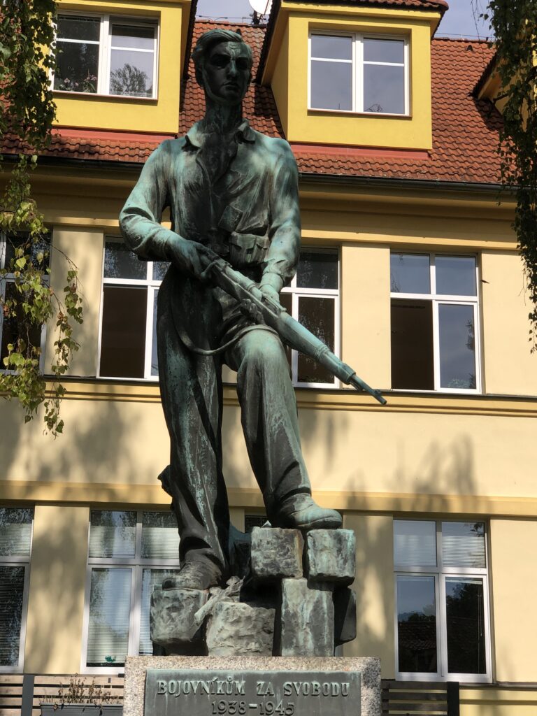 Bernartice, Barikádník od sochaře Břetislava Bendy (1897–1983) z roku 1946 /foto autorů