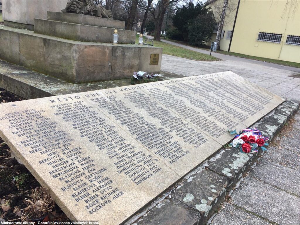Uherské Hradiště, pamětní desky se jmény místních obětí druhé světové války /foto z Centrální evidence válečných hrobů ministerstva obrany