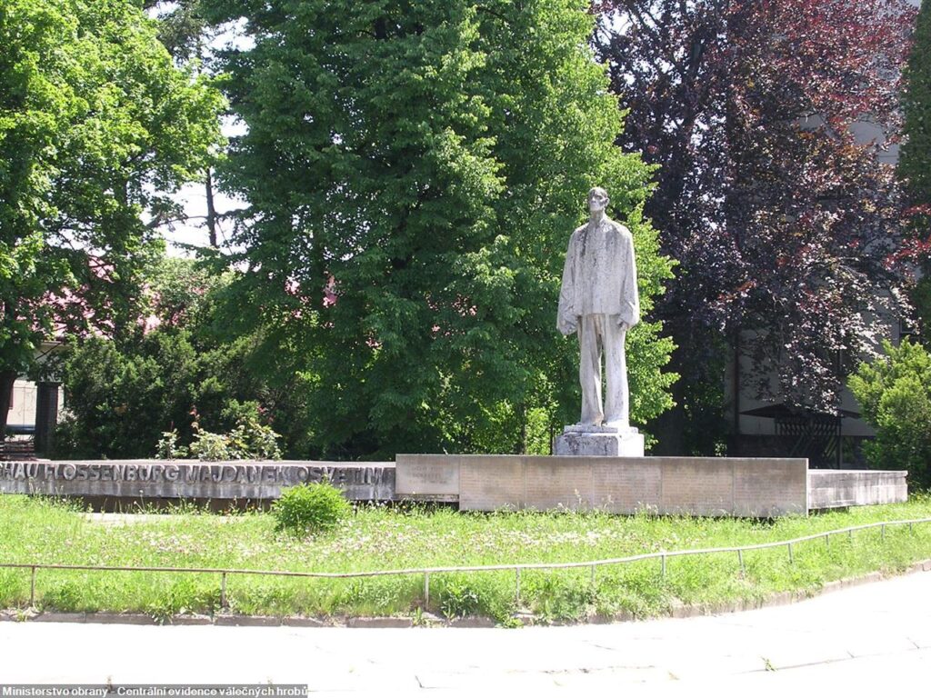 Dobruška, Pomník obětem nacismu od Josefa Adámka (1927–2000) z roku 1965 věnovaný popraveným a umučeným občanům města. Plató s názvy koncentračních táborů je původní, desky se jmény více než šedesáti obětí, z nichž většina pocházela z místní židovské komunity, byly přidělány dodatečně v 90. letech /foto z Centrální evidence válečných hrobů ministerstva obrany
