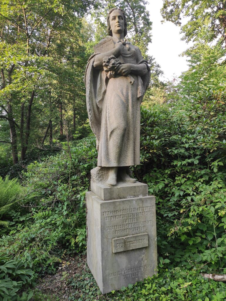 Jablunkov, pomník od sochaře Jana Třísky (1904–1976) v arboretu při jablunkovském plicním sanatoriu dedikovaný osmdesáti obětem nacistické perzekuce ze spolku Humanita, jenž měl celý objekt ve své péči /foto Karel Frydrýšek, Wikimedia Commons, File:Pomník obětem 2. světové války, Jablunkovské arboretum, Česká republika 02.jpg