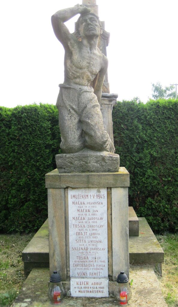 Přestavlky u Olomouce, pomník obyvatelům obce zastřeleným a upáleným na přelomu dubna a května 1945 a dalším dvěma místním obětem nacismu z roku 1947 od sochaře Julia Pelikána (1887–1969) /foto Lehotsky, Wikimedia Commons, File:Pomník umučeným r. 1945 (Přestavlky), detail.JPG