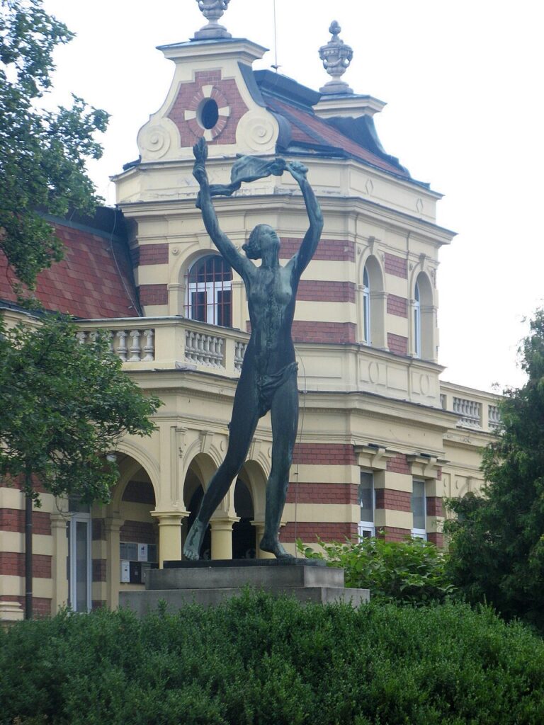 Svitavy, Památník osvobození z roku 1948 od sochaře Josefa Kadlece (1894–1959) /foto Jarda 75, Wikimedia Commons, File:Socha Osvobození, autor Josef Kadlec.JPG