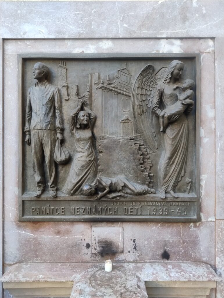 Praha-Malá Strana, Památník neznámým dětem od Arna Quida Adamce (*1922) z roku 1947 umístěný na zdi vedle kostela Panny Marie Vítězné /foto autorů